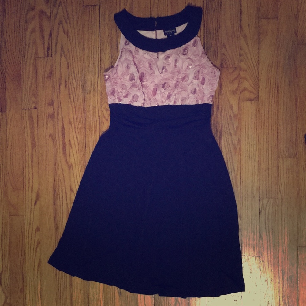 Dress with pink flower details